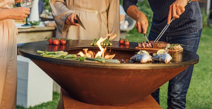 Déco jardin : optez pour un brasero moderne