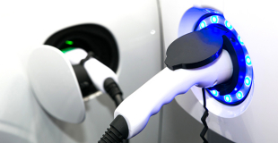 Quel professionnel est habilité à poser une borne de recharge ?